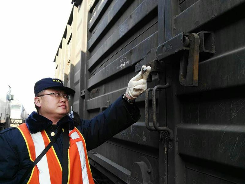 货运线上的“安全卫士” 李国栋正在检查施封锁状态。